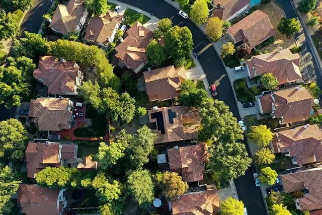 Panneaux solaires et urbanisme : défis et opportunités