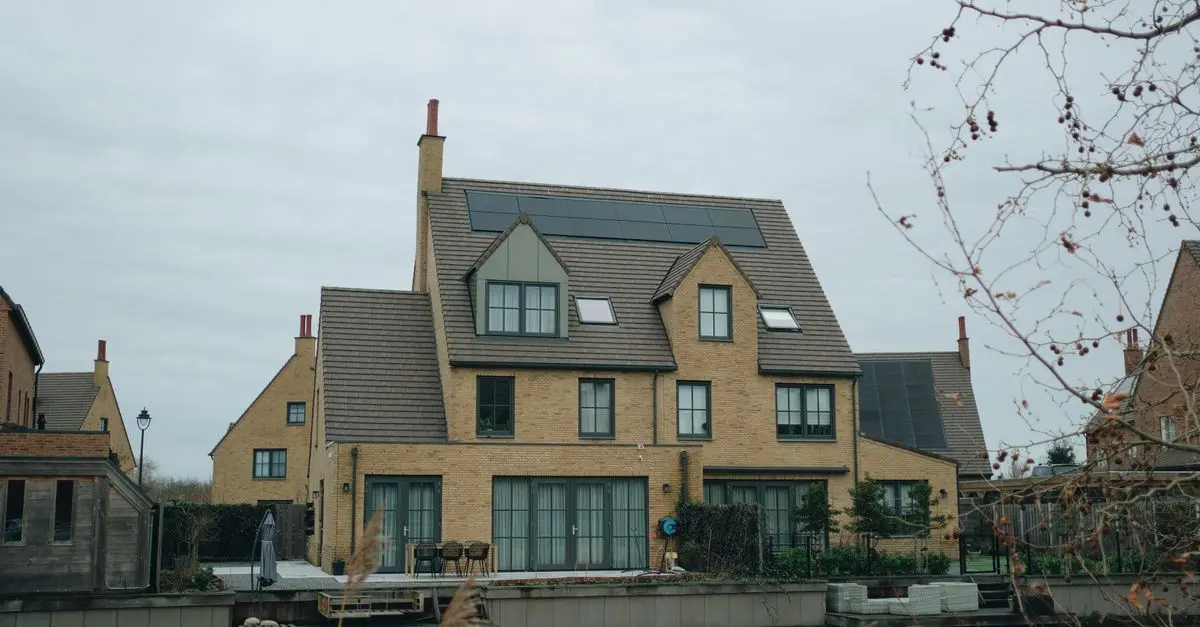Comment les panneaux solaires influencent-ils la valeur immobilière ?