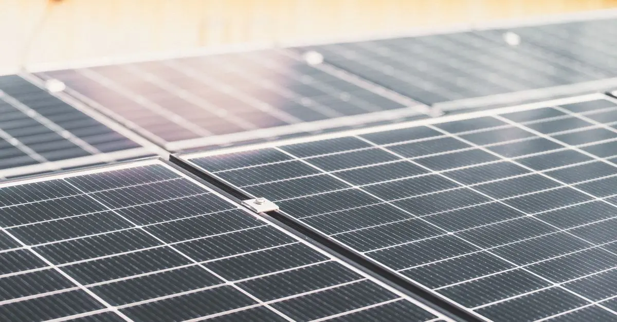 Panneaux solaires bifaciaux : avantages et innovations